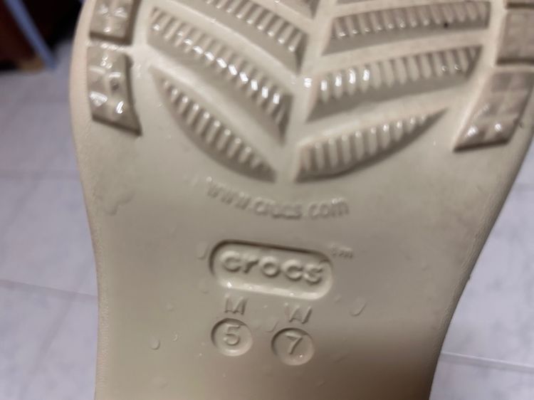 CROCS รองเท้าส้นสูงสตรีสภาพใหม่ ขนาด W7 รูปที่ 4