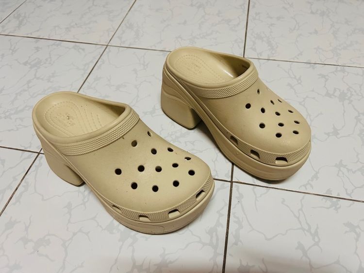 CROCS รองเท้าส้นสูงสตรีสภาพใหม่ ขนาด W7