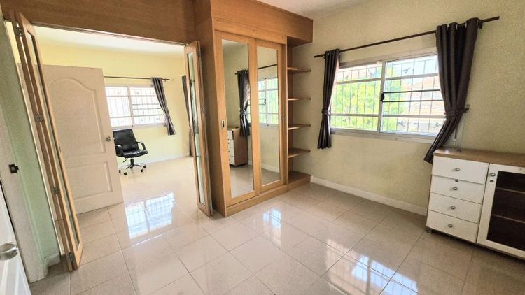 อื่นๆ มีบางส่วน 2010 ใช่ ขายด่วน บ้านเดี่ยว 2 ชั้น ใกล้บึงแก่นนคร เพียง 2.85 ล้าน รูปที่ 2