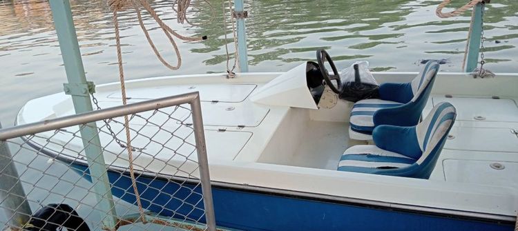 ขายเรือเล็ก 2 ที่นั่ง สภาพดี เครื่องต้องไปฟิตใหม่