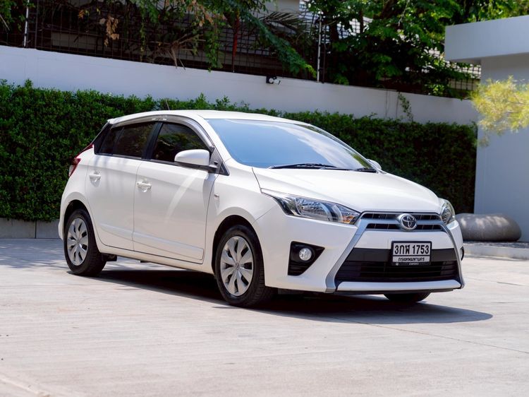รถ Toyota Yaris 1.2 E สี ขาว