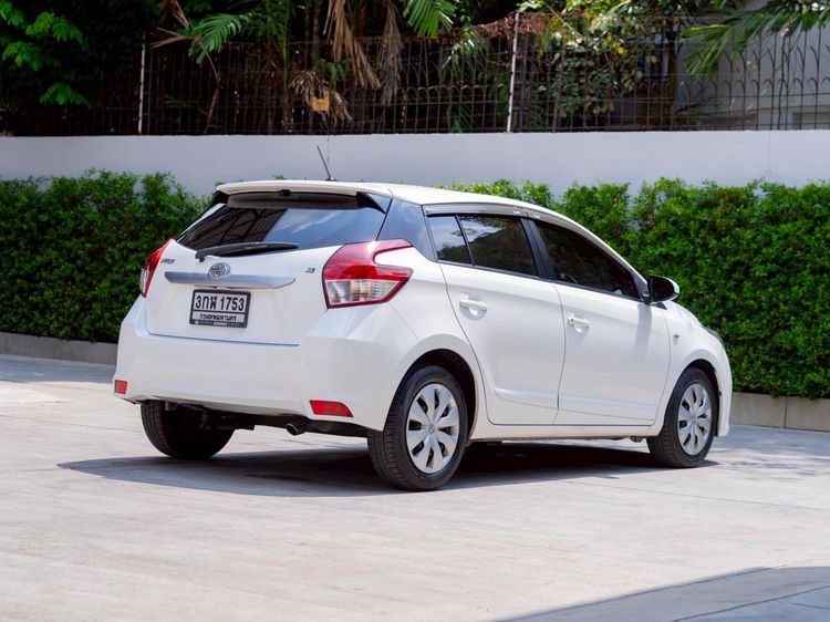 Toyota Yaris 2015 1.2 E Sedan เบนซิน ไม่ติดแก๊ส เกียร์อัตโนมัติ ขาว รูปที่ 4