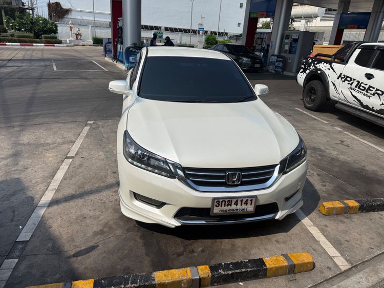 รถ Honda Accord 2.0 E สี ขาว
