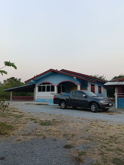 บ้าน2หลังใหญ่พร้อมที่2ไร่ติดถนนลาดยางอยู่หลัง ม.ราชมงคลสุวรรณภูมิสามชุกมีไม้ล้อม300ต้นมีคลองชลประทานติดถนนลาดยาง สอบถาม0894109810(เจ้าของ)