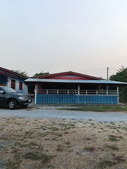 บ้าน2หลังใหญ่พร้อมที่2ไร่ติดถนนลาดยางอยู่หลัง ม.ราชมงคลสุวรรณภูมิสามชุกมีไม้ล้อม300ต้นมีคลองชลประทานติดถนนลาดยาง สอบถาม0894109810(เจ้าของ) รูปที่ 2