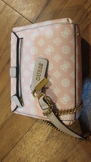 กระเป๋าสะพาย Guess สีชมพู 