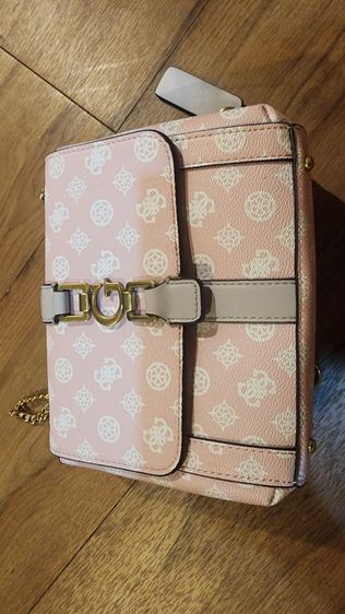 กระเป๋าสะพาย Guess สีชมพู  รูปที่ 4
