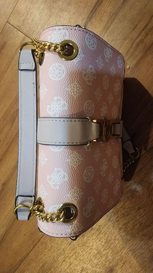 กระเป๋าสะพาย Guess สีชมพู  รูปที่ 3