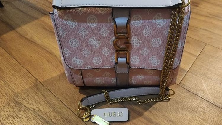 กระเป๋าสะพาย Guess สีชมพู  รูปที่ 2