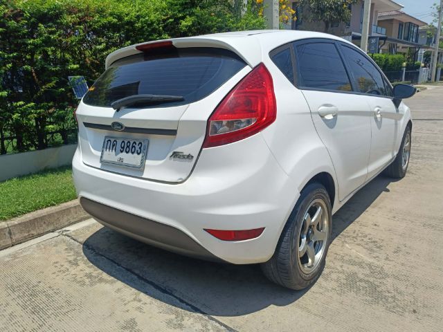 รถ Ford Fiesta 1.4 Style สี ขาว