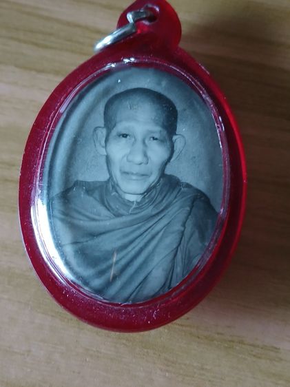 ล็อกเก็ตหลวงพ่อเกษมด้านหลังหุมเงินปี 35 หายากครับ