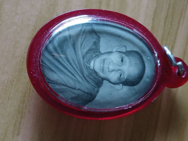 ล็อกเก็ตหลวงพ่อเกษมด้านหลังหุมเงินปี 35 หายากครับ รูปที่ 4