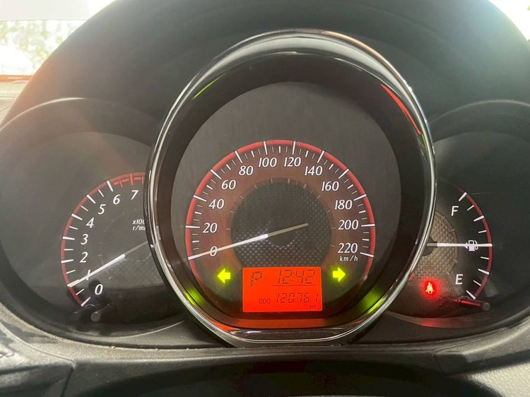Toyota Yaris 2014 1.5 J Sedan เบนซิน เกียร์อัตโนมัติ ขาว รูปที่ 4