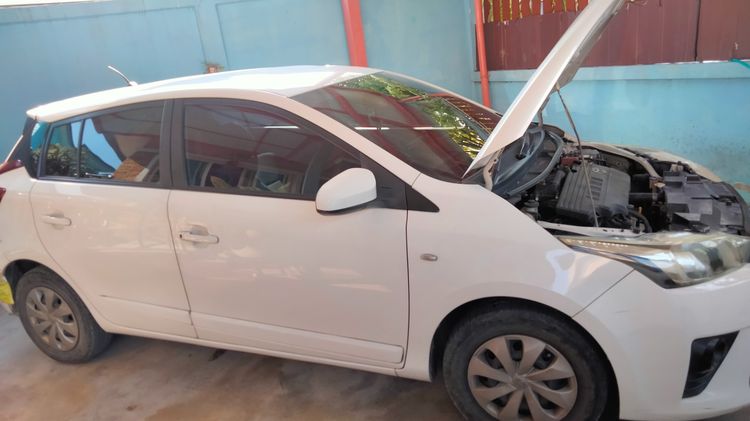 รถ Toyota Yaris 1.5 J สี ขาว