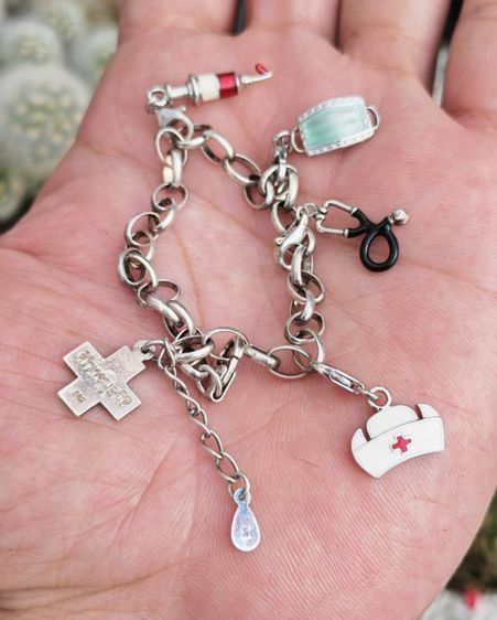 สร้อยข้อมือเงินแท้ศิริราชมูลนิธิ สวยหายาก ราคาแบ่งปันครับ