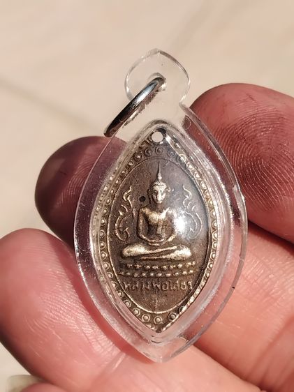 เหรียญหลวงพ่อโสธร พิมพ์ตุ้มหูยายซิ้ม  บล็อกแตก (นิยม) เนื้อเงิน วัดโสธรฯ จ.ฉะเชิงเทรา ปี 2495 สวย เก่า แท้ เลี่ยมพสติก      เหรียญตุ้มหูยายซ