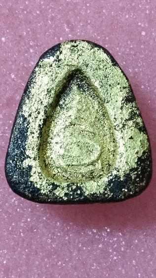 พระเนื้อผงปิดตาหลวงปู่เหมือน วัดกำแพง ชลบุรี ยุคต้น ทาทองเก่า สวยคมชัดลึกแท้คับ รูปที่ 2