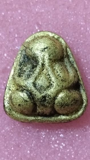 พระเนื้อผงปิดตาหลวงปู่เหมือน วัดกำแพง ชลบุรี ยุคต้น ทาทองเก่า สวยคมชัดลึกแท้คับ