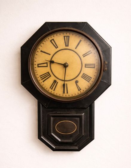  นาฬิกาแขวนโบราณ เครื่องกลแท้ ทรงแปดเหลี่ยม ไม้แท้ สีดำ ของเดิมวินเทจ