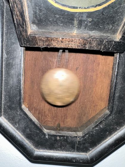  นาฬิกาแขวนโบราณ เครื่องกลแท้ ทรงแปดเหลี่ยม ไม้แท้ สีดำ ของเดิมวินเทจ รูปที่ 6