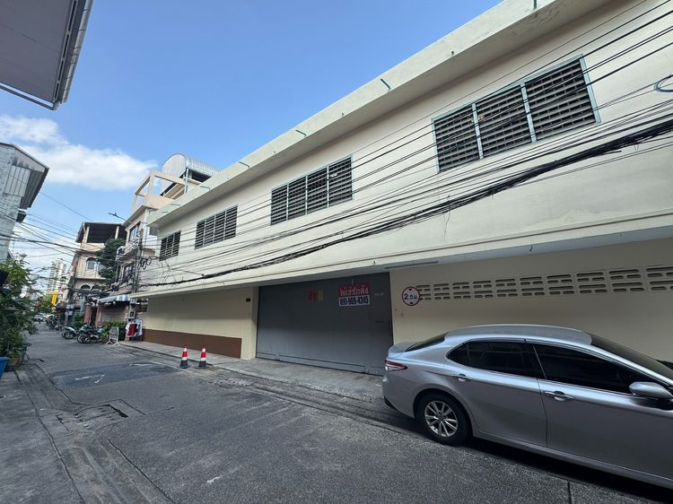 ให้เช่าโกดังขนาด 400 ตร.ม ในราคา 120 บ ต่อตร.ม ตัวโกดังสามารถทะลุไปสาธุประดิษฐ์ และถนนจันทร์ได้ ย่านพระราม 3 กรุงเทพมหานคร พร้อมใช้งานทันที