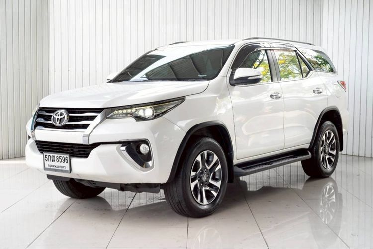 รถ Toyota Fortuner 2.4 V สี ขาว