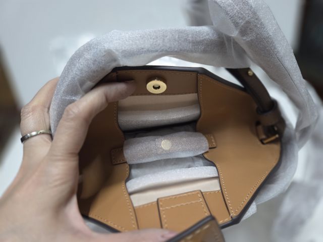กระเป๋า Danse Lente mini Johny Bucket สี light brown มีสายสะพาย ของใหม่ อุปกรณ์ครบ ราคา 3,500 บาท (รวมส่ง) รูปที่ 3