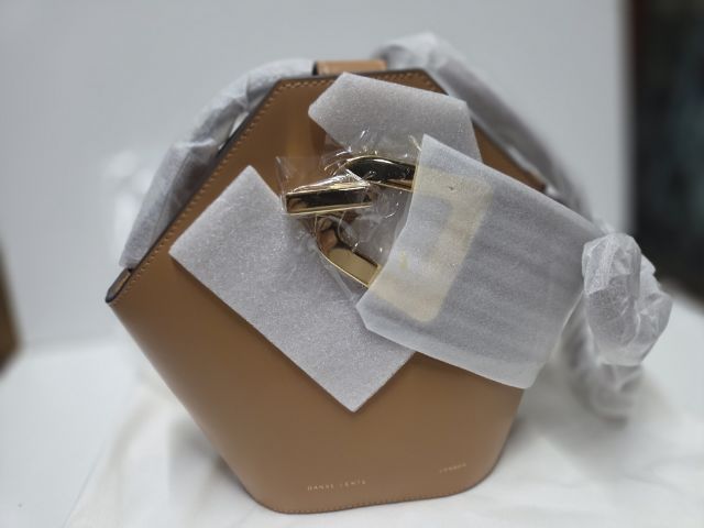 กระเป๋า Danse Lente mini Johny Bucket สี light brown มีสายสะพาย ของใหม่ อุปกรณ์ครบ ราคา 3,500 บาท (รวมส่ง) รูปที่ 2