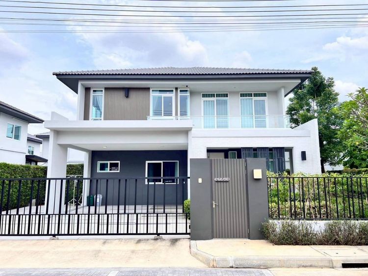 มีบางส่วน ขายบ้านเดี่ยว 2 ชั้น หมู่บ้านมัณฑนา สันทราย ถนนเชียงใหม่ - ดอยสะเก็ด ใกล้ Meta mall Central festival