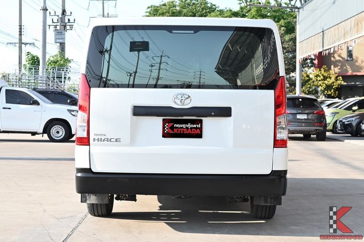 Toyota Hiace 2023 2.8 economy Van ดีเซล ไม่ติดแก๊ส เกียร์ธรรมดา ขาว รูปที่ 4