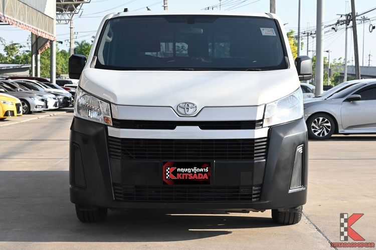 Toyota Hiace 2023 2.8 economy Van ดีเซล ไม่ติดแก๊ส เกียร์ธรรมดา ขาว รูปที่ 2