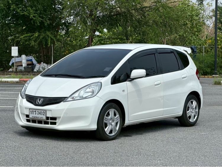 รถ Honda Jazz 1.5 V สี ขาว