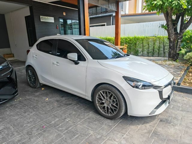 Mazda Mazda 2 2024 1.3 Skyactiv-G S Sports Sedan เบนซิน ไม่ติดแก๊ส เกียร์อัตโนมัติ ขาว รูปที่ 2