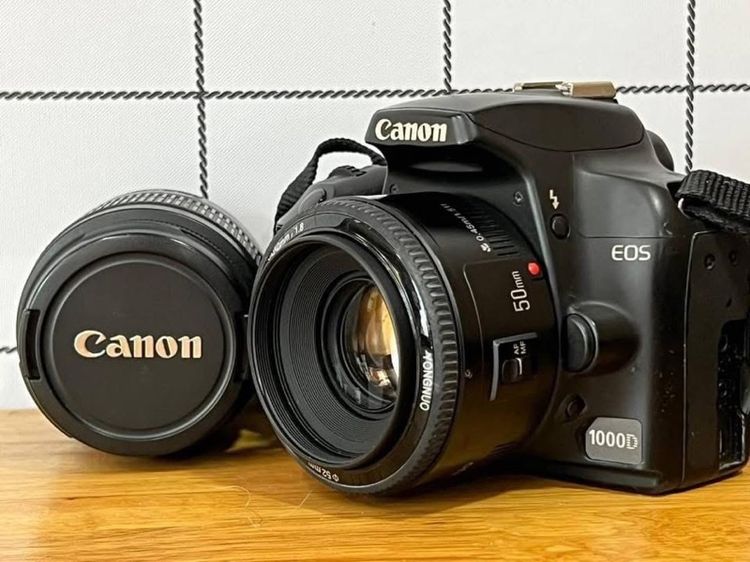 กล้อง DSLR ไม่กันน้ำ CANON 1000D พร้อมเลนส์ฟิก 50 mm 