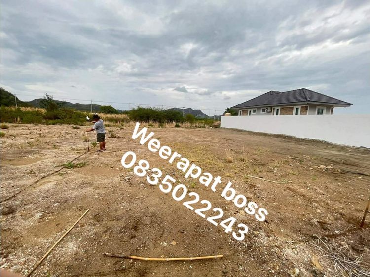 ที่ดินสามร้อยยอด อยู่ห่างจากทะเล 5 นาที อยู่ระหว่างตลาดโรงเล และทำและถ้ำพยา นคร ที่ดินอยู่ติดถนนใหญ่ เซเว่นส่งถึง มีเพื่อนบ้านอยู่ข้างที่ดิน