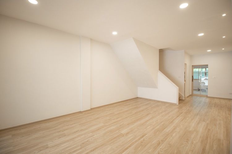 มีบางส่วน ขายทาวน์เฮ้าส์ 3 ชั้น หมู่บ้านสินทวี 8 รีโนเวทใหม่ทั้งหลัง พร้อมอยู่ ทำเลดี รูปที่ 3