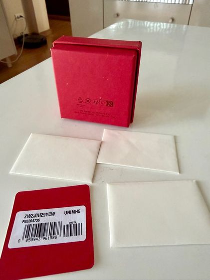 กล่องใส่ต่างหู Valentino ของแท้ พร้อมการ์ด มือสอง สภาพดี มีรอยถลอกเล็กๆ ด้านข้างตามภาพ รูปที่ 4