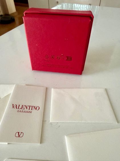 กล่องใส่ต่างหู Valentino ของแท้ พร้อมการ์ด มือสอง สภาพดี มีรอยถลอกเล็กๆ ด้านข้างตามภาพ รูปที่ 2