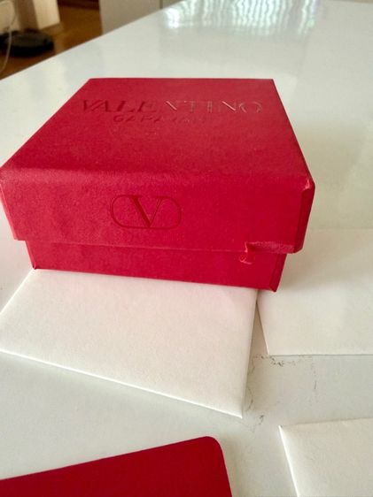 กล่องใส่ต่างหู Valentino ของแท้ พร้อมการ์ด มือสอง สภาพดี มีรอยถลอกเล็กๆ ด้านข้างตามภาพ รูปที่ 5