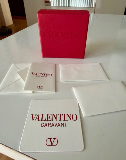 กล่องใส่ต่างหู Valentino ของแท้ พร้อมการ์ด มือสอง สภาพดี มีรอยถลอกเล็กๆ ด้านข้างตามภาพ