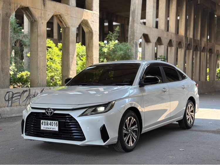 Toyota Yaris ATIV 2023 1.2 Premium Luxury Sedan เบนซิน ไม่ติดแก๊ส เกียร์อัตโนมัติ ขาว รูปที่ 3