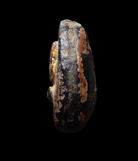 พระปิดตาเก่า เนื้อผงคลุกรักปิดทอง รูปที่ 4