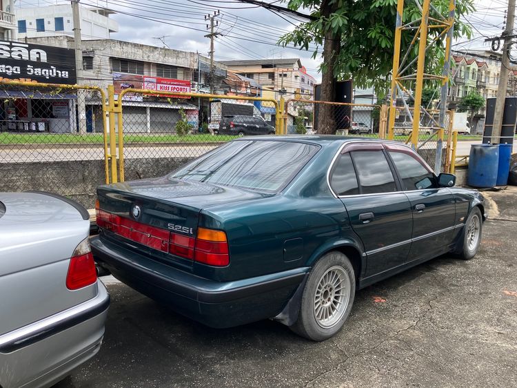 รถ BMW Series 5 525i สี เขียว