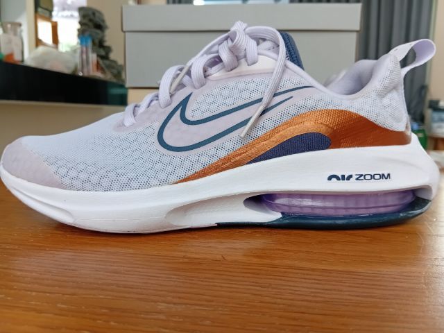 รองเท้าผ้าใบผู้หญิงไนกี้ Nike รุ่น AirZoom (มือสอง)