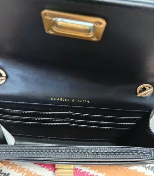 กระเป๋า cross body สายสะพาย 
Charles Keith สีดำ รูปที่ 10