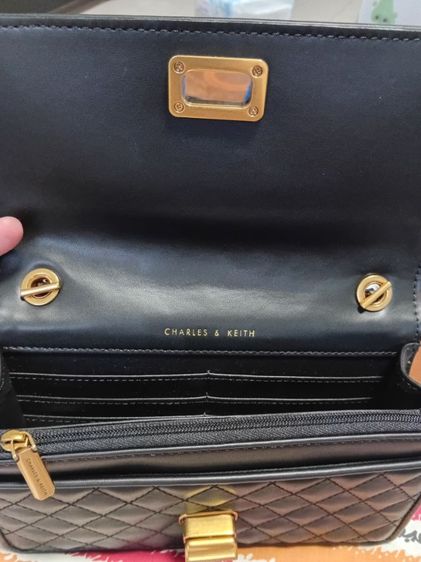 กระเป๋า cross body สายสะพาย 
Charles Keith สีดำ รูปที่ 5