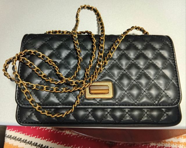 กระเป๋า cross body สายสะพาย 
Charles Keith สีดำ รูปที่ 4