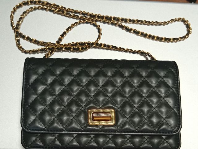 กระเป๋า cross body สายสะพาย 
Charles Keith สีดำ