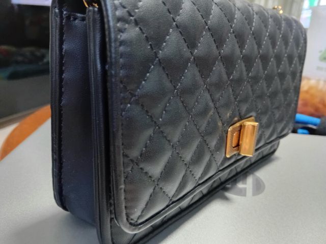 กระเป๋า cross body สายสะพาย 
Charles Keith สีดำ รูปที่ 7