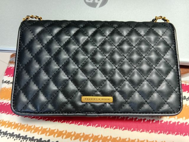 กระเป๋า cross body สายสะพาย 
Charles Keith สีดำ รูปที่ 3